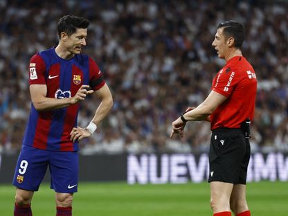 الحكم سوتو جرادو خلال مباراة ريال مدريد وبرشلونة في الدوري الإسباني - 21 أبريل 2024 - reuters