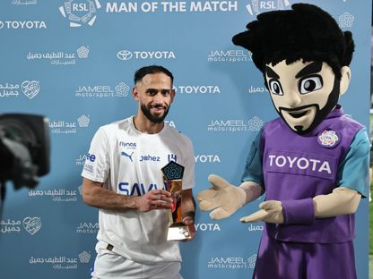 سلطان مندش لاعب الهلال يحمل جائزة أفضل لاعب في مباراة الشباب بالدوري السعودي - 27 فبراير 2026 - X/@SPL