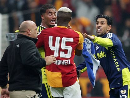 عرفان قهوجي لاعب فنربخشة يصرخ على مهاجم غلطة سراي فيكتور أوسيمين خلال ديربي إسطنبول - 26 أكتوبر 2026 - reuters