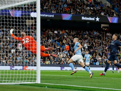 إيرلينغ هالاند مهاجم مانشستر سيتي في طريقه للتسجيل في مرمى نابولي بدوري أبطال أوروبا - 18 سبتمبر 2025 - Reuters