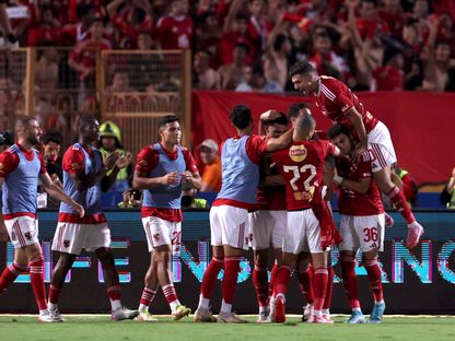 لاعبو الأهلي يحتفلون بالتسجيل ضد الزمالك في الدوري المصري - 29 سبتمبر 2025 - Reuters