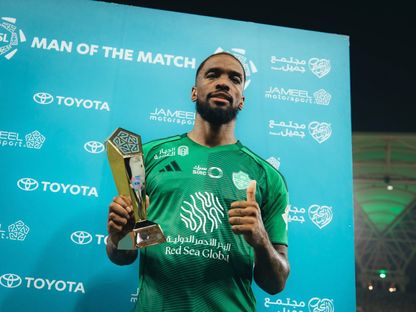 إيفان توني مهاجم الأهلي مع جائزة أفصل لاعب في مباراة الحزم بالدوري السعودي - 5 فبراير 2026 - X/@ALAHLI_FC