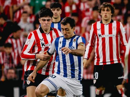 صانع الألعاب الدولي الإسباني ميكيل أويارزابال في مباراة أتلتيك بلباو وريال سوسيداد في ذهاب نصف نهائي كأس ملك إسبانيا - 11 فبراير 2026 - RealSociedad/x