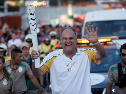 أوسكار شميدت خلال مراسم وصول شعلة الأولمبياد إلى ريو دي جانيرو - 5 يونيو 2016 - Reuters