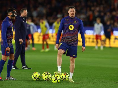 لاعب برشلونة روبرت ليفاندوفسكي قبل مباراة أتلتيكو مدريد في الدوري الإسباني - 2 ديسمبر 2025 - ٌReuters