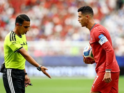 الحكم المغربي جلال جايد وكريستيانو رونالدو خلال مباراة البرتغال وأوزبكستان بكأس العالم - 23 يونيو 2026 - Reuters