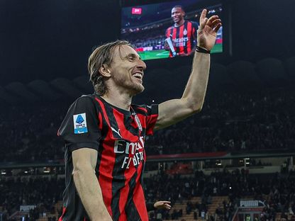 لوكا مودريتش نجم ميلان يحتفل بالفوز على إنتر في الديربي - 8 مارس 2026 - X@acmilan
