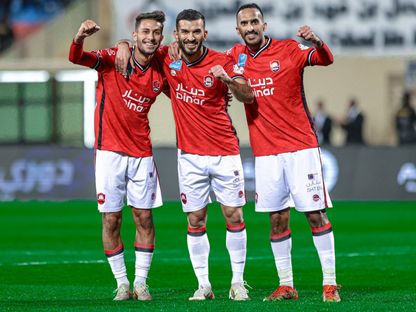 لاعبو الرائد يحتفلون بتسجيل هدف في مرمى الفتح بدوري روشن السعودي - 20 فبراير 2025 - X/@SPL