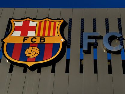 شعار نادي برشلونة خارج ملعب كامب نو - AFP