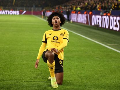 احتفال كريم أديمي نجم بوروسيا دورتموند بتسجيل هدف في مرمى فياريال بدوري أبطال أوروبا - 25 نوفمبر 2025 - Reuters