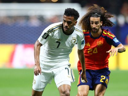 لاعب المنتخب السعودي مصعب الجوير في صراع على الكرة مع لاعب المنتخب الإسباني مارك كوكوريّا - 21 يونيو 2026 - Reuters