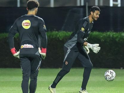 محمد الشناوي حارس مرمى نادي الأهلي المصري وزميله مصطفى شوبير في تدريبات الفريق - 18 أكتوبر 2024 - X/AlAhly