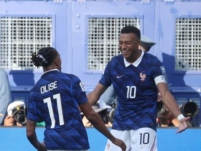 كيليان مبابي يحتفل مع مايكل أوليس بتسجيله هدفاً لفرنسا في مرمى السويد بكأس العالم - 30 يونيو 2026 - REUTERS