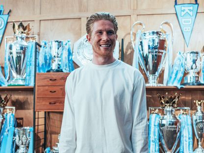 كيفين دي بروين وسط ألقابه التي تُوج بها مع مانشستر سيتي الإنجليزي - 28 مايو 2025 - X/ManCity