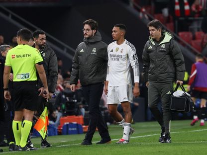 الإنجليزي ترينت ألكسندر أرنولد لاعب ريال مدريد لحظة خروجه مصاباً أمام أتلتيك بلباو في الدوري الإسباني - 3 نوفمبر 2025 - REUTERS