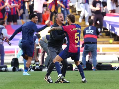 هانزي فليك مدرب برشلونة يحتفل مع إيينغو مارتينيز بالفوز على ريال مدريد في الدوري الإسباني - 11 مايو 2025 - Reuters