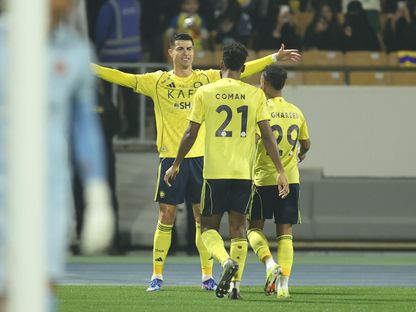 كريستيانو رونالدو نجم النصر يحتفل مع زملائه بهدفه في مرمى ضمك بالدوري السعودي - 21 يناير 2026 - X/@aawsat_spt