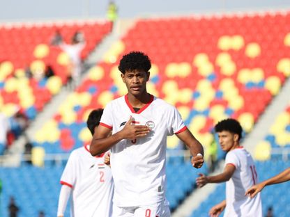 عبد العزيز مصنوم لاعب منتخب اليمن يحتفل بتسجيل هدف في مرمى عمان ببطولة غرب آسيا للشباب- 27 يونيو 2024 - X/@waffootball