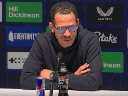 ليام روسينيور مدرب تشيلسي في مؤتمر صحفي بعد الخسارة من إيفرتون في الدوري الإنجليزي - 21 مارس 2026 - skysports/tv