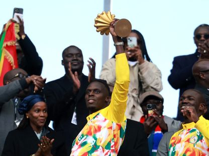 إدوارد ميندي يرفع كأس أمم إفريقيا قبل ودية السنغال وبيرو بملعب فرنسا الدولي - 28 مارس 2026 - Reuters