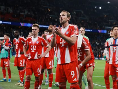 هاري كين يوجه التحية لجماهير بايرن ميونيخ بعد مباراة باريس سان جيرمان بدوري أبطال أوروبا - 28 أبريل 2026 - Reuters