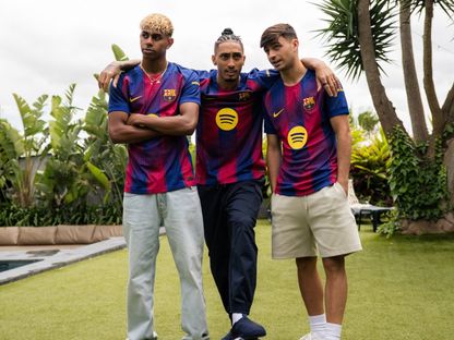 بيدري ورافينيا ويامال أثناء تقديم قميص برشلونة للموسم الجديد - 6 نوفمبر 2025 - X/FCBarcelona_es