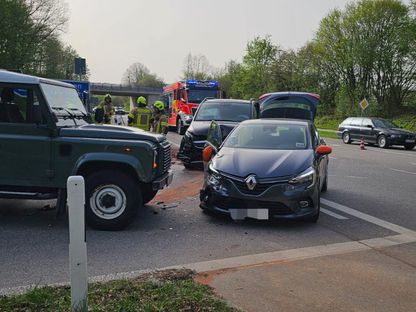 سيارتان متضررتان بعد حادث مروري في ألمانيا أُصيب خلاله ثلاثة من أبناء هاري كين بجروح طفيفة - 8 أبريل 2024 - facebook.com