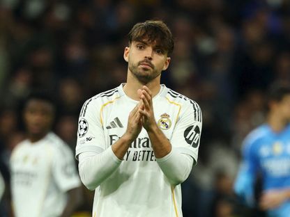 راؤول أسينسيو يحيّي الجمهور بعد مباراة بين ريال مدريد ومانشستر سيتي في دوري أبطال أوروبا - 10 ديسمبر 2025 - REUTERS