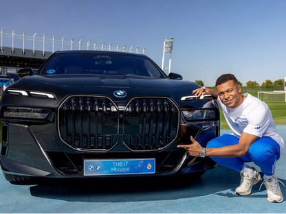 نجم ريال مدريد كيليان مبابي وسيارة BMW ضمن شراكة ناديه مع شركة السيارات الألمانية. ١٦ أكتوبر ٢٠٢٥ - www.realmadrid.com