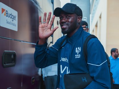 كاليدو كوليبالي مدافع نادي الهلال يحي الجمهور قبل مباراة النصر بنهائي كأس الدرعية للسوبر السعودي- 17 أغسطس 2024 - X/@Alhilal_FC