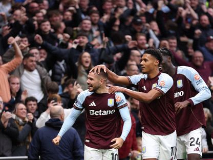 إيميليانو بونديا لاعب أستون فيلا يحتفل بهدفه في مرمى توتنهام في الدوري الإنجليزي - 19 أكتوبر 2025 - Reuters