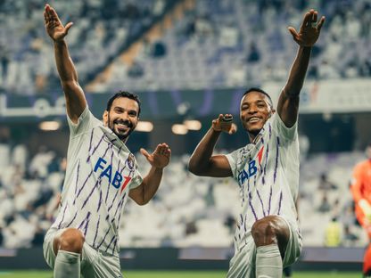 لاعبان من العين يحتفلان بتسجيل هدف في مرمى بني ياس بالدوري الإماراتي - 7 ديسمبر 2024 - X/@alainfcae