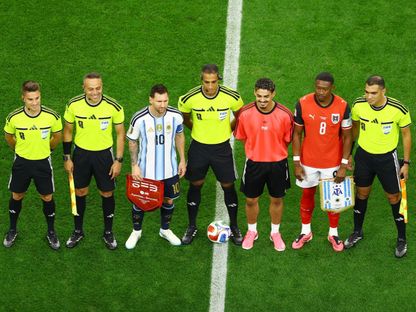 طاقم حكام مصري بقيادة أمين عمر خلال لقاء الأرجنتين والنمسا بكأس العالم - 22 يونيو 2026 - Reuters