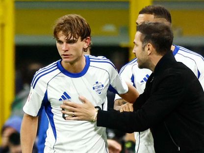 نيكو باز وسيسك فابريغاس في مباراة إنتر وكومو بإياب نصف نهائي كأس إيطاليا 2026 - Reuters