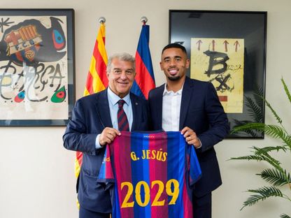 البرازيلي غابرييل جيسوس رفقة رئيس برشلونة جوان لابورتا - 1 سبتمبر 2026 - Reuters