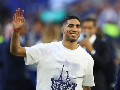 أشرف حكيمي يحيي جماهير باريس سان جيرمان بعد وصوله إلى ملعب أليانز أرينا لخوض نهائي دوري أبطال أوروبا - 31 مايو 2025 - Reuters