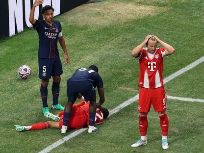 هاري كين يتحسر على إصابة موسيالا بعد تدخل دوناروما في مباراة بايرن ميونيخ وسان جيرمان في مونديال الأندية 2025 - Reuters