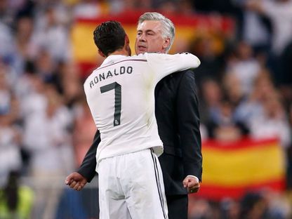 لاعب ريال مدريد كريستيانو رونالدو يعانق مدربه كارلو أنشيلوتي بعد كلاسيكو الدوري - 25 أكتوبر 2014 - Reuters