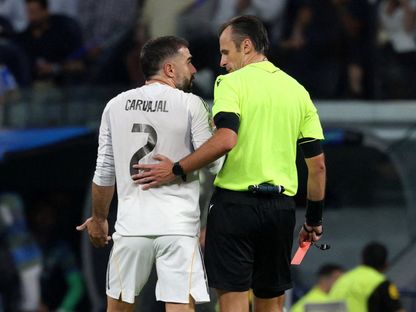 داني كارفاخال مدافع ريال مدريد يتحدث إلى الحكم بعد طرده أمام أولمبيك مارسيليا في دوري أبطال أوروبا - 16 سبتمبر 2025 - Reuters