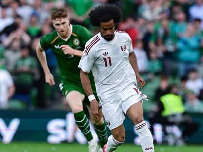 أكرم عفيف نجم منتخب قطر يقود هجمة في مباراة إيرلندا الودية استعداداً لكأس العالم 2026 - 28 مايو 2026 - X/@QFA