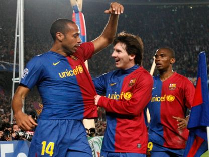 تيري هنري يحتفل بهدفه مع ليونيل ميسي خلال مباراة أولمبيك ليون وبرشلونة بدوري أبطال أوروبا - 1 مارس 2009 - Reuters