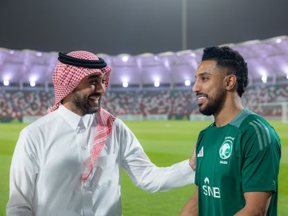 وزير الرياضة السعودي عبد العزيز بن تركي الفيصل في حديث جانبي مع قائد منتخب السعودي سالم الدوسري - 3 يونيو 2025 - X/@SaudiNT