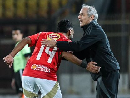 مارسيل كولر يحتفل مع حسين الشحات في مباراة الأهلي وسيراميكا كليوباترا 2-11-2024 - Ahly/fb