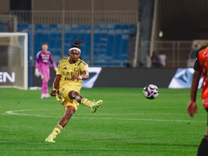 محمد سيماكان مدافع النصر يشتت الكرة في مباراة الرياض في الدوري السعودي - 2 فبراير 2026 - X/@AlNassrFC