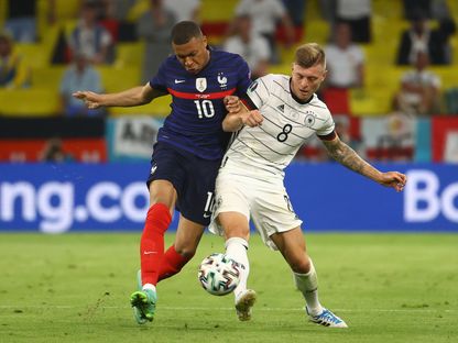 صراع على الكرة بين توني كروس وكيليان مبابي خلال مباراة بين ألمانيا وفرنسا في "يورو 2020" - 15 يونيو 2021 - Reuters