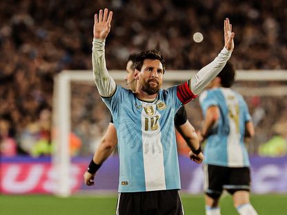 ليونيل ميسي يلقي التحية على الجمهور في مباراة الوداع أمام بنين - 6 أكتوبر 2026 - X/@Argentina
