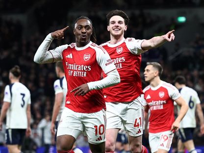 احتفال لاعبي أرسنال بتسجيل هدف في مرمى توتنهام بالدوري الإنجليزي الممتاز - 22 فبراير 2026 - Reuters