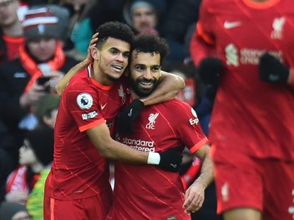 لويس دياز يحتفل مع محمد صلاح بتسجيله هدفاً لليفربول في مرمى نوريتش سيتي - 19 فبراير 2022 - Reuters