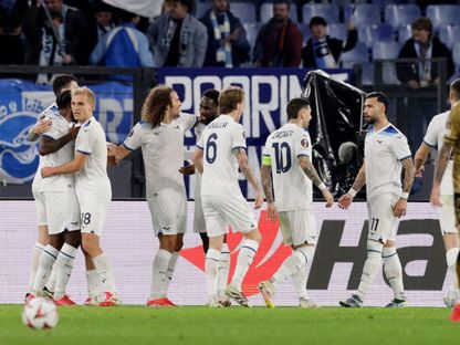 لاعبو لاتسيو يحتفلون بعد التسجيل بمواجهة ريال سوسيداد بالدوري الأوروبي - 23 يناير 2025 - Reuters