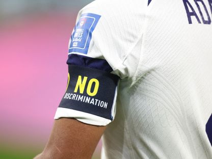 تايلر آدامز قائد منتخب الولايات المتحدة يرتدي شارة مكتوب عليها عبارة "لا للتمييز" خلال مواجهة ويلز في كأس العالم قطر 2022 - 21 نوفمبر 2022 - REUTERS